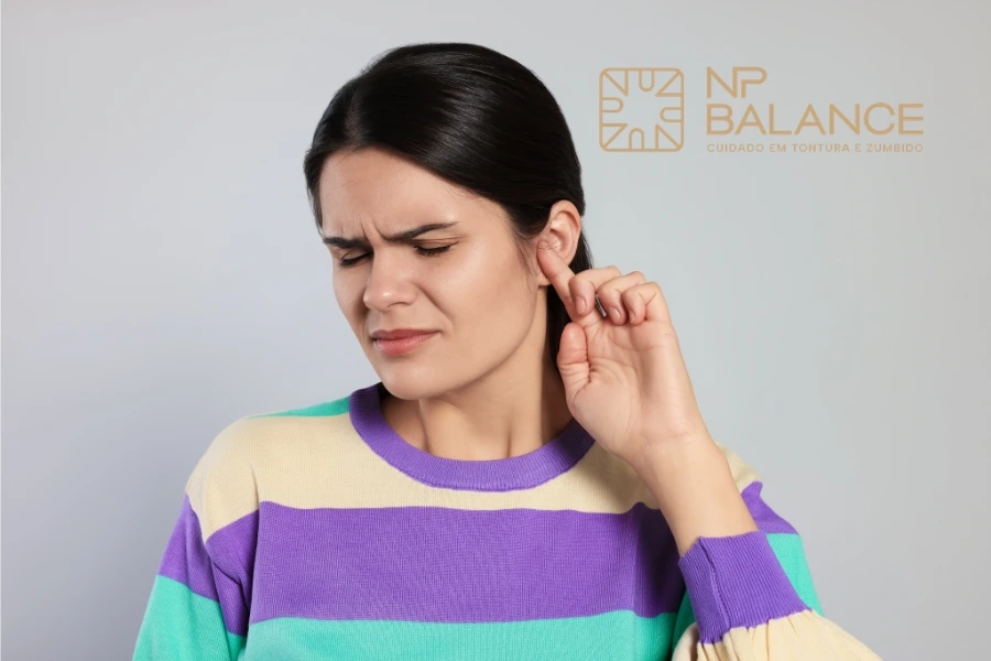 Mulher com zumbido pulsátil tocando o ouvido incomodada